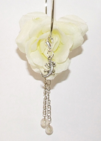 Oorbel bloem 95166 | Witte bloemoorbel met bedels roos GTST