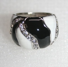 Trendy ring met echte strass steentjes zwart/wit 