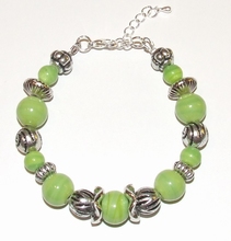 Armband groen 6511 | Groene armband glazen/metallook kralen 