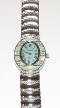 Horloge ovale kast met groene steentjes en heldere strass 
